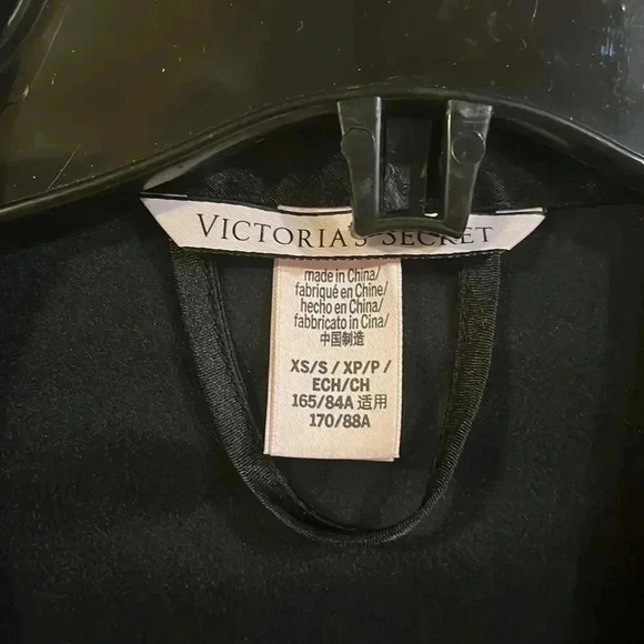 ❤️2/$30❤️[XS]Victoria  Secret Knee Length Vintage Black Satin Robe - Picture 4 of 8